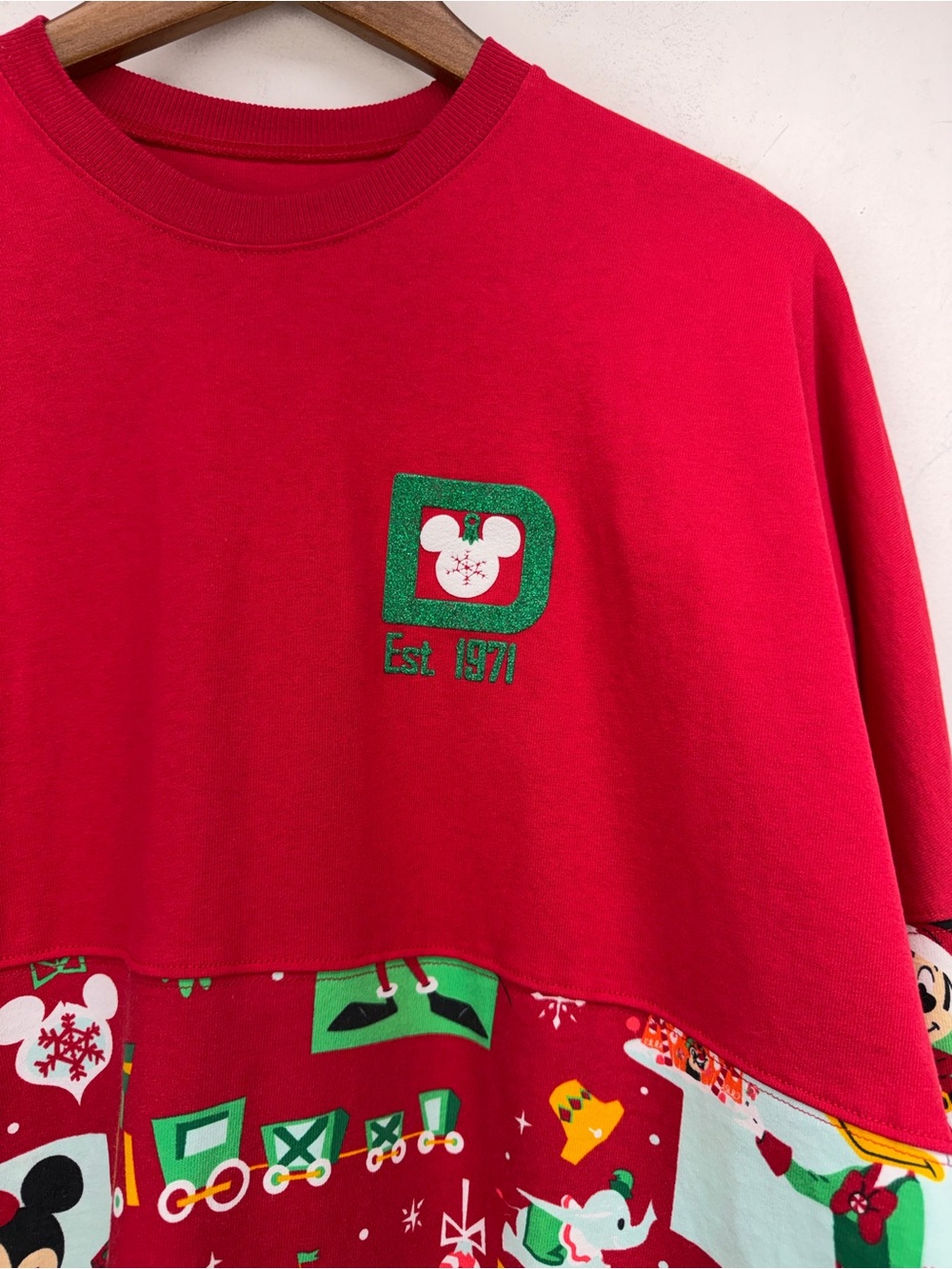 Walt Disney World size XL Red Holiday Mickey & Friends Spirit Jersey Top NWT - Picture 2 of 5